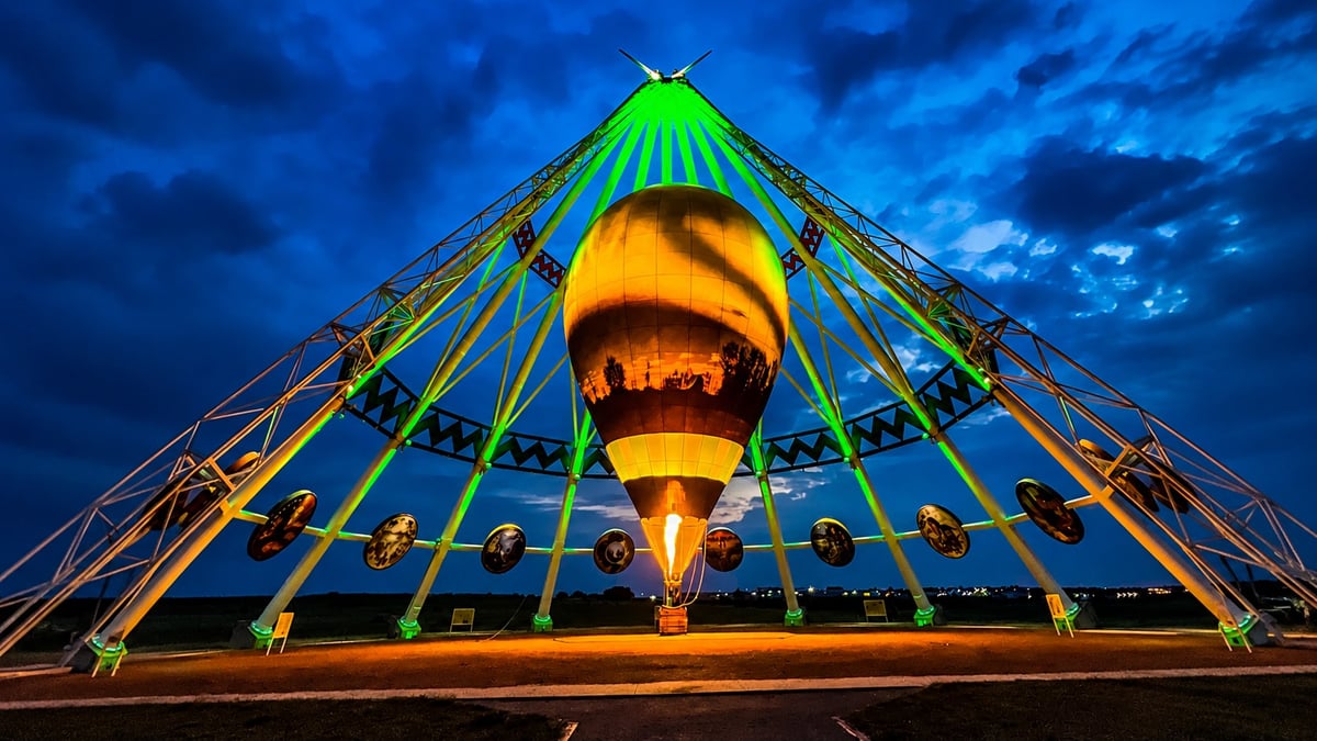 Medicine Hat’s Rise Up Hot Air Balloon Festival Starts Today — 35+ Balloons, Night Glows & Free Events