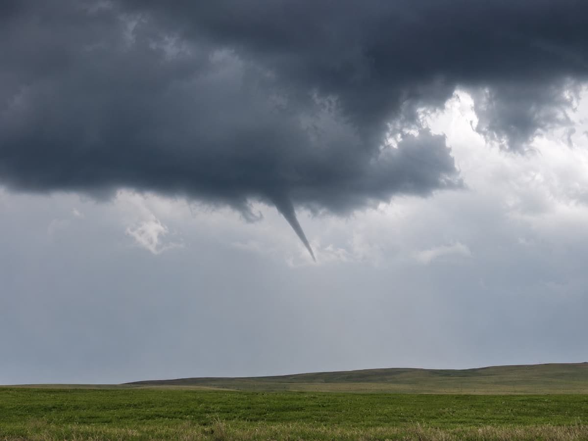 Tornado Warning Near Edmonton: Alberta Emergency Alert Issued for Barrhead County and Thunder Lake Tonight